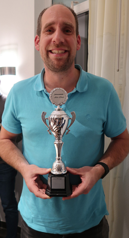Jahresmeister Thorsten mit dem neuen Pokal