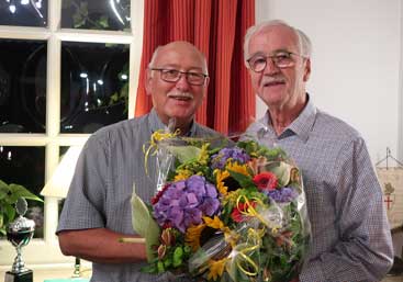 Kegelvater Ulli gratuliert dem neuen Ehrenpräsidenten