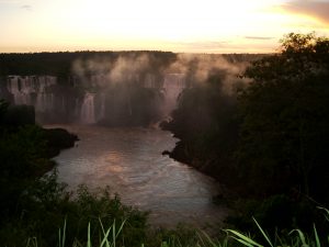 Brasilien Erster Sonnenuntergang am den Wasserfällen