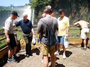 Brasilien Nach der Bootsfahrt in einen der Wasserfälle völlig durchnäßt