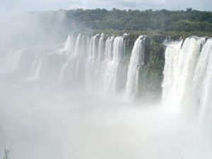 Brasilien Die Iguazu-Wasserfälle von Argentinien aus gesehen