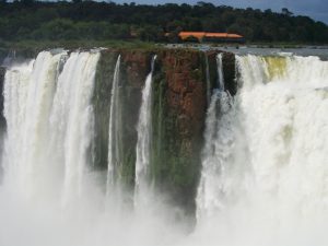 Brasilien Die Iguazu-Wasserfälle von Argentinien aus gesehen