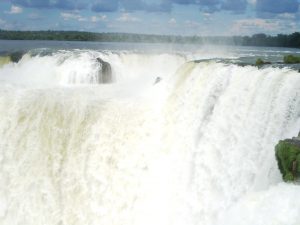 Brasilien Die Iguazu-Wasserfälle von Argentinien aus gesehen