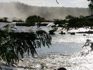 Brasilien Die Iguazu-Wasserfälle von Argentinien aus gesehen