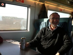 Wolf-Rüdiger freut sich im Zug auf Berlin