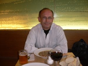 Martin genießt die Erbsensuppe in den Hackeschen Höfen