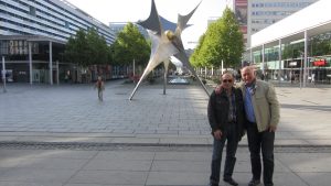 Ulli tröstet Martin, das es wieder nach Hause geht...