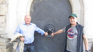 Ulli und Marcel versuchen, ins Schloss einzudringen