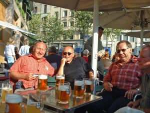 MEN DRUP beim Getränkefassen