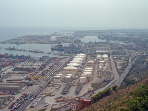Sicht vom Castell de Montjuïc auf den Industriehafen