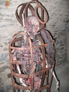 Alte Folterinstrumente im Schloß