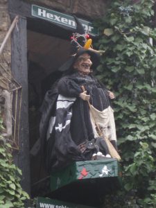 Diese Hexe gehört nicht zum Kegelklub