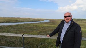 Ulli ist begeistert von der herrlichen Deichlandschaft hinter dem Strand
