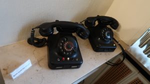 Rechts das Diensttelefon zum Kanzleramt, links das Privattelefon; hier wurde Geschichte gemacht
