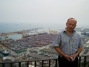 Martin über dem Industriehafen von Barcelona