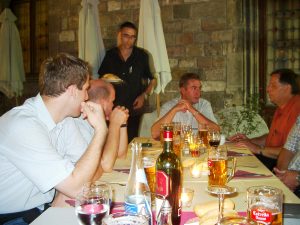 Essen am Hafen. Und der Kellner geschockt!