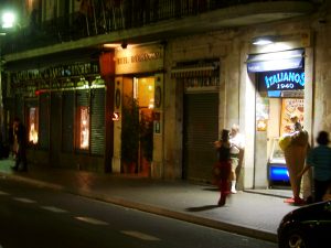 Nachts auf der Las Ramblas in Barcelona