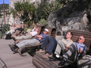 Erschöpfte Kegelbrüder in Èze