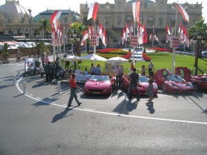 Spitzenautos vor der Spielbank