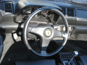 Spitzenautos vor der Spielbank