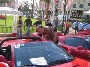 Spitzenautos vor der Spielbank