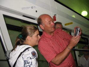 Ulli zeigt Ilana die neuesten Fotos