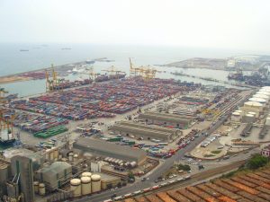 Sicht vom Castell de Montjuïc auf den Industriehafen