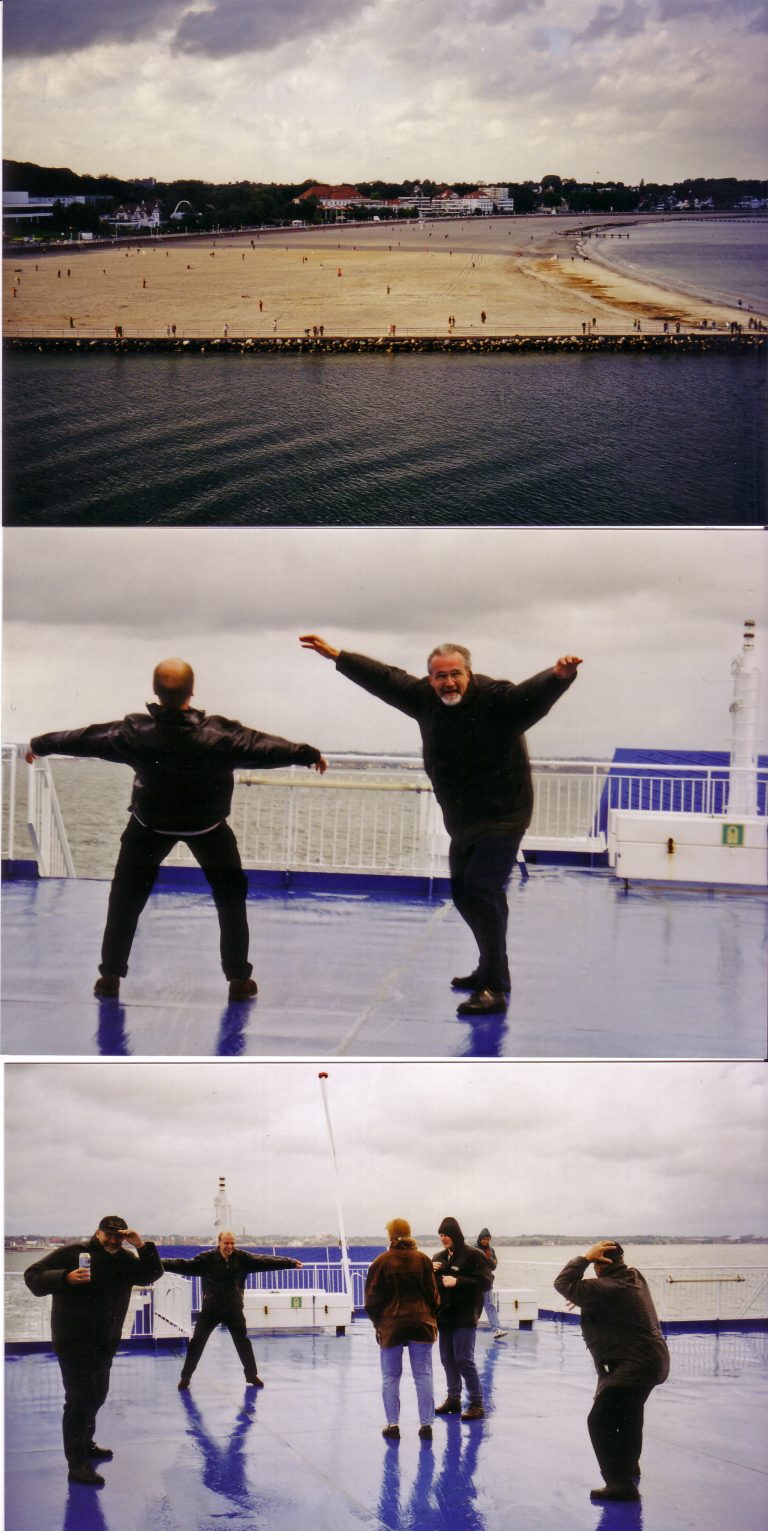 Men Drup trotzt dem Sturm der Ostsee und oben noch einmal ein Blick auf den herbstlich verwaisten Strand von Travemünde.